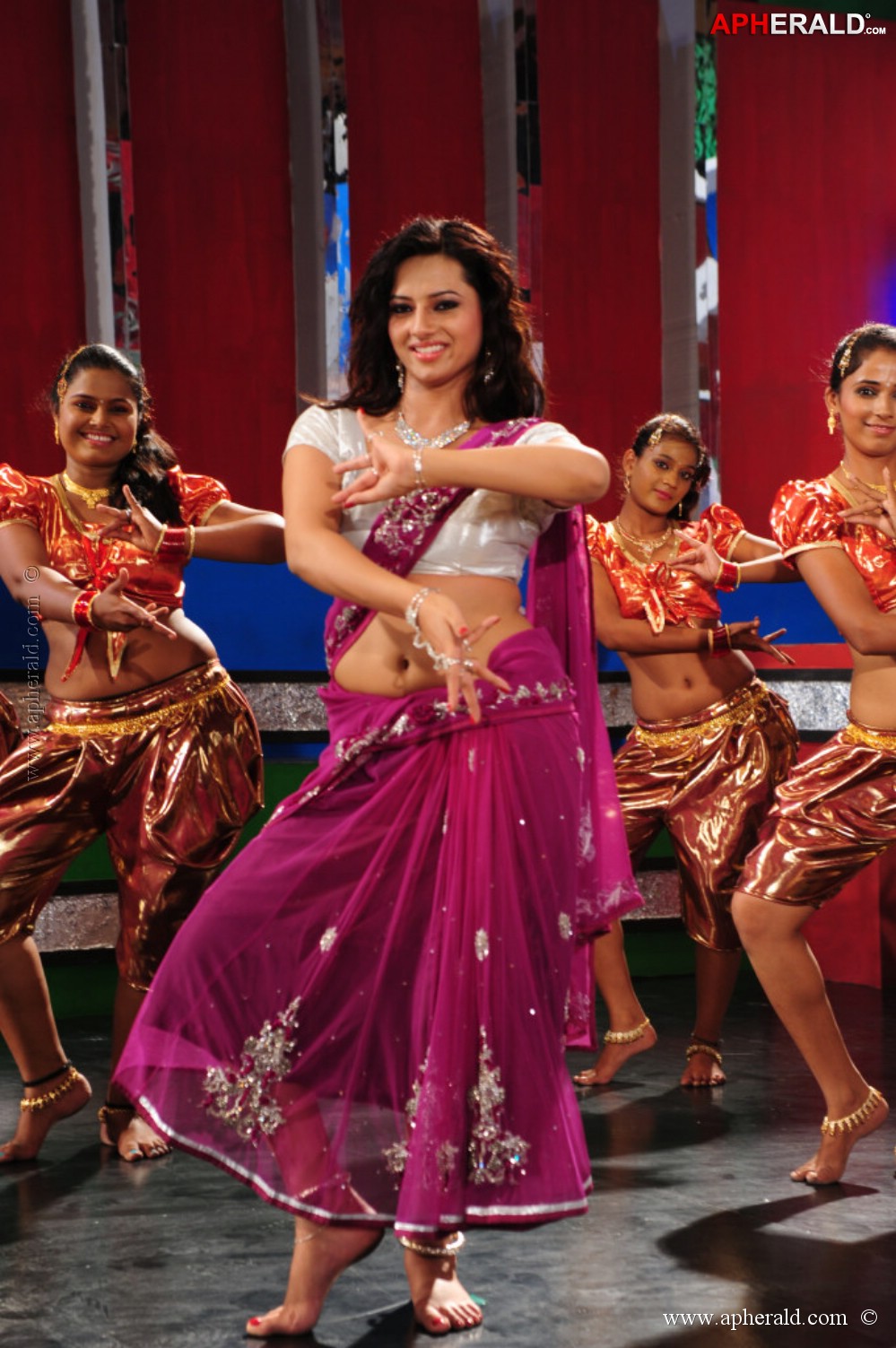 Isha Chawla Spicy Dance Pics