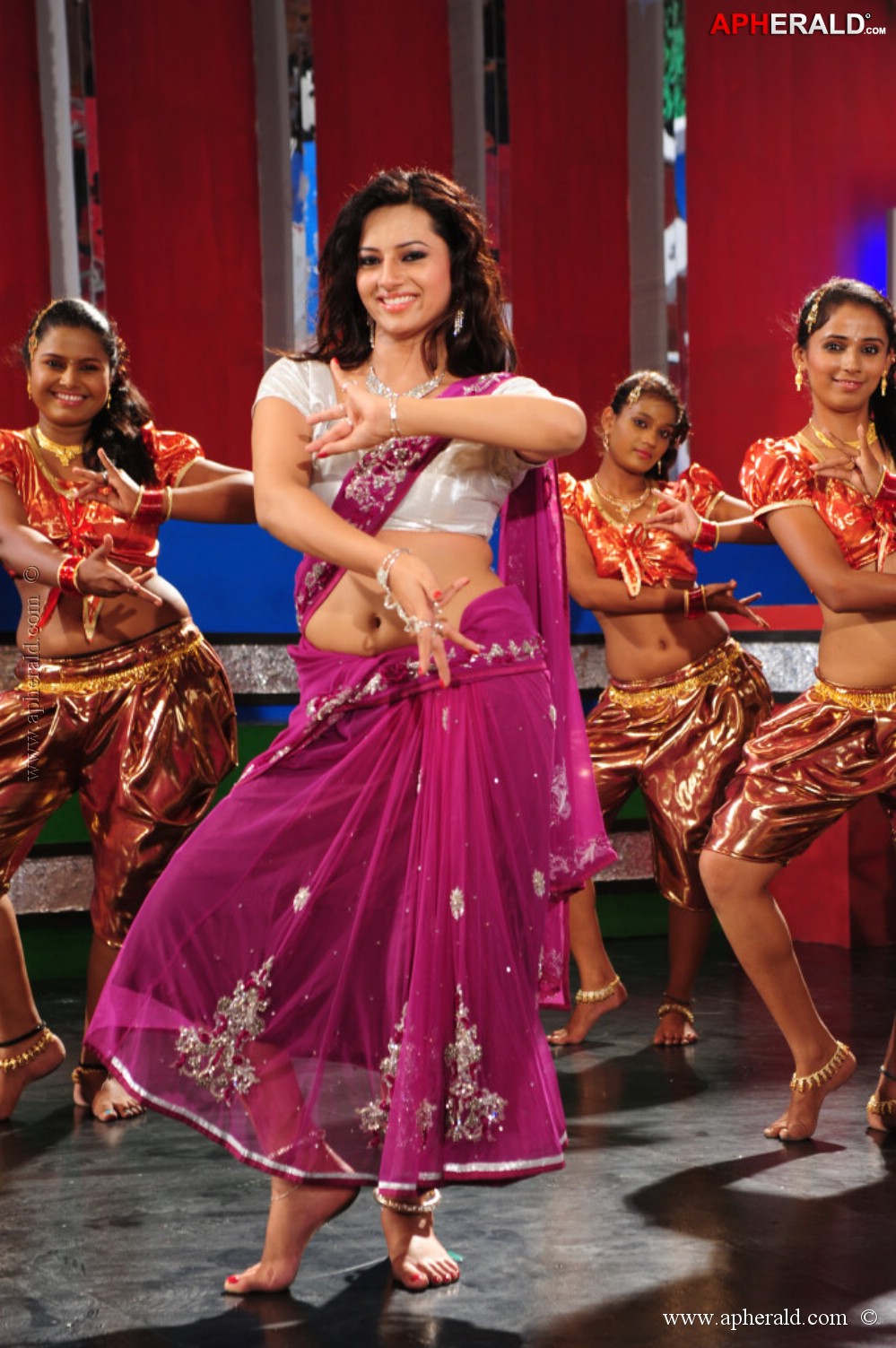 Isha Chawla Spicy Dance Pics