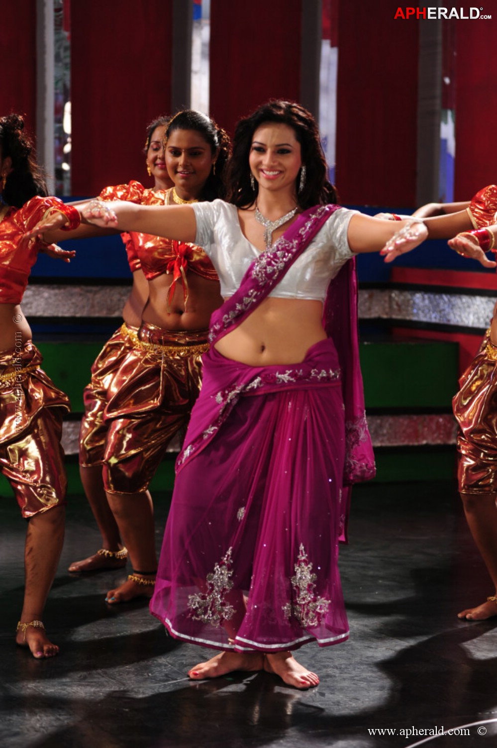 Isha Chawla Spicy Dance Pics