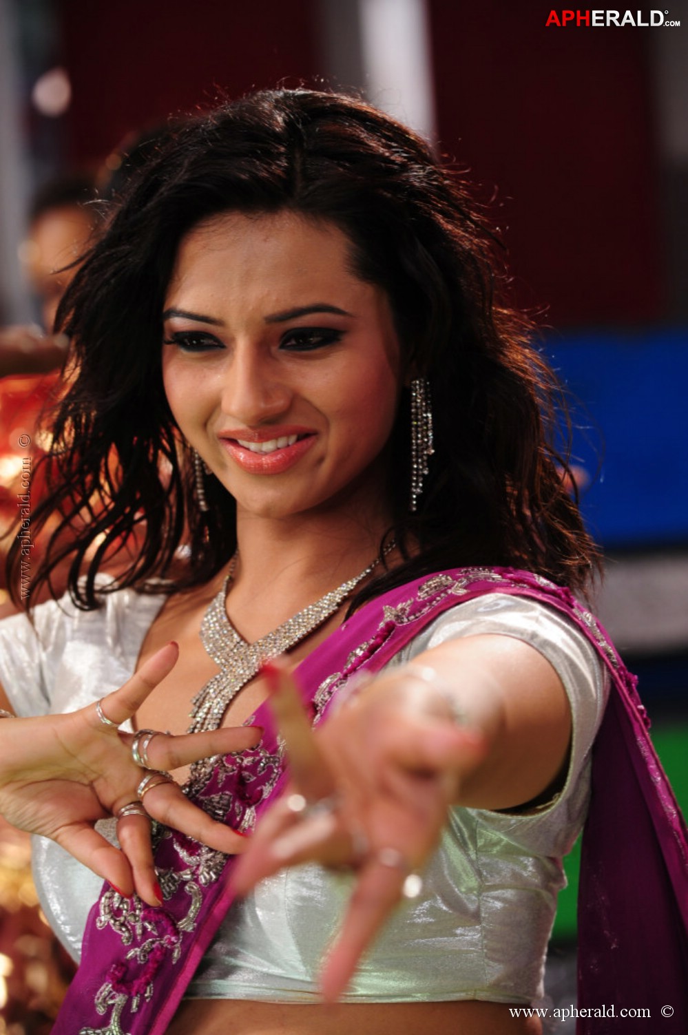 Isha Chawla Spicy Dance Pics