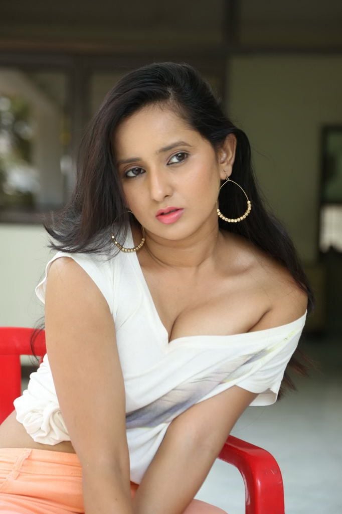 Ishika Singh New Spicy Stills