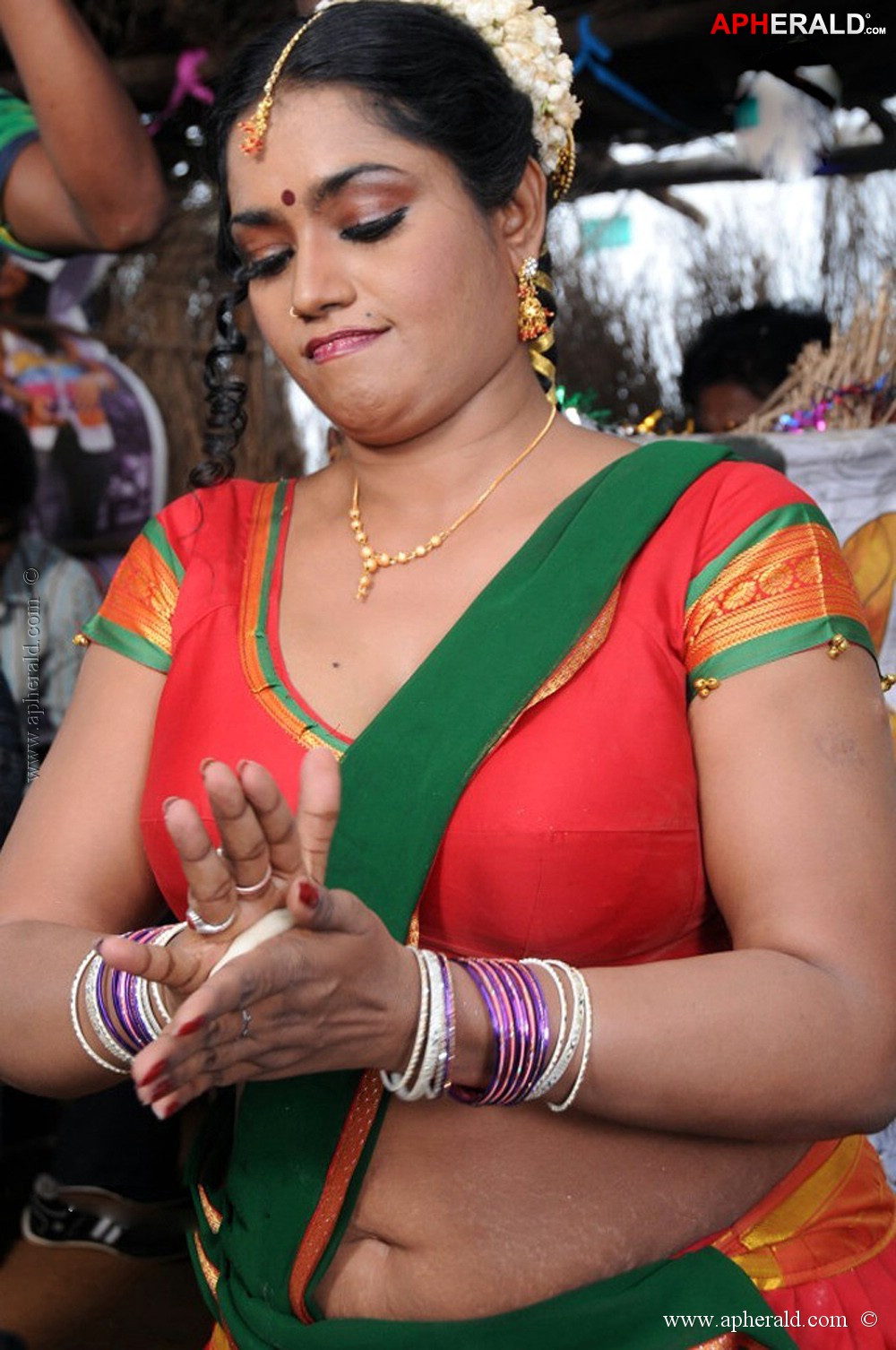 Jayavani navel