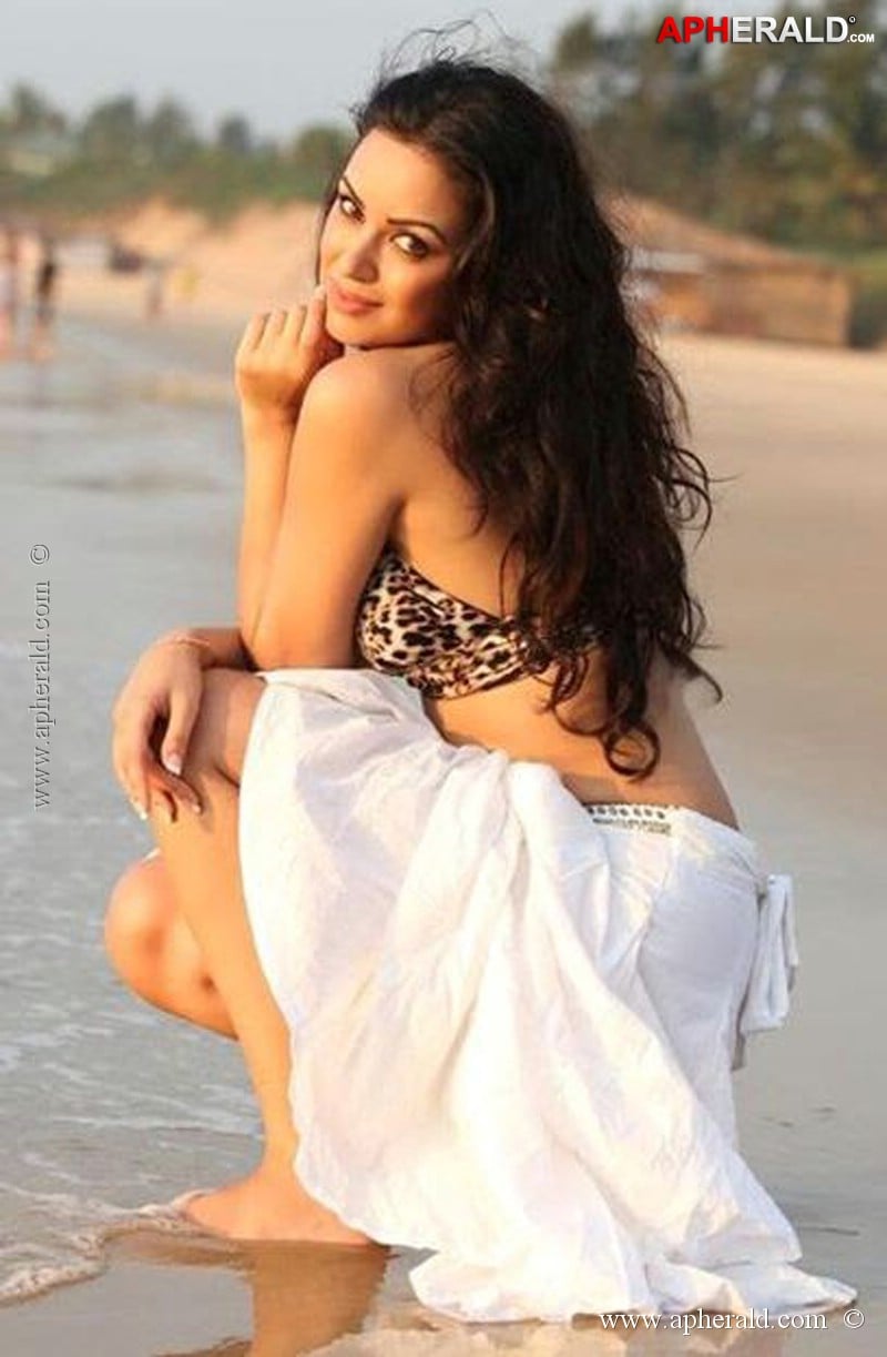 Maryam Zakaria Hot Show Stills