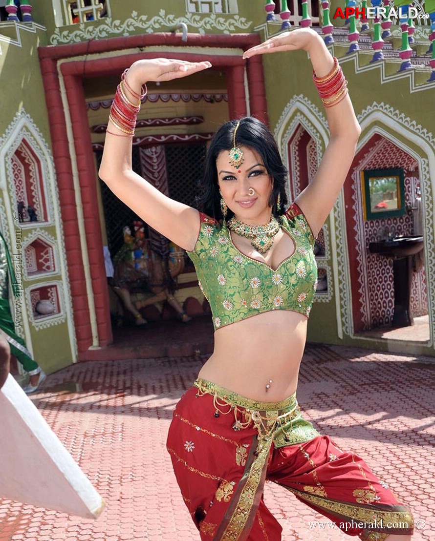 Maryam Zakaria Hot Show Stills