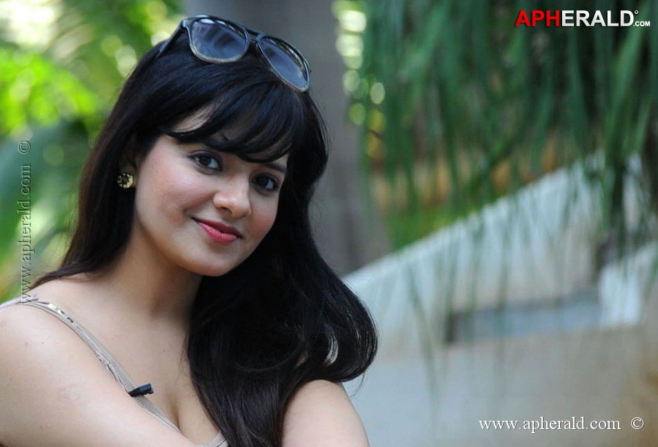 Saloni Hot Pics