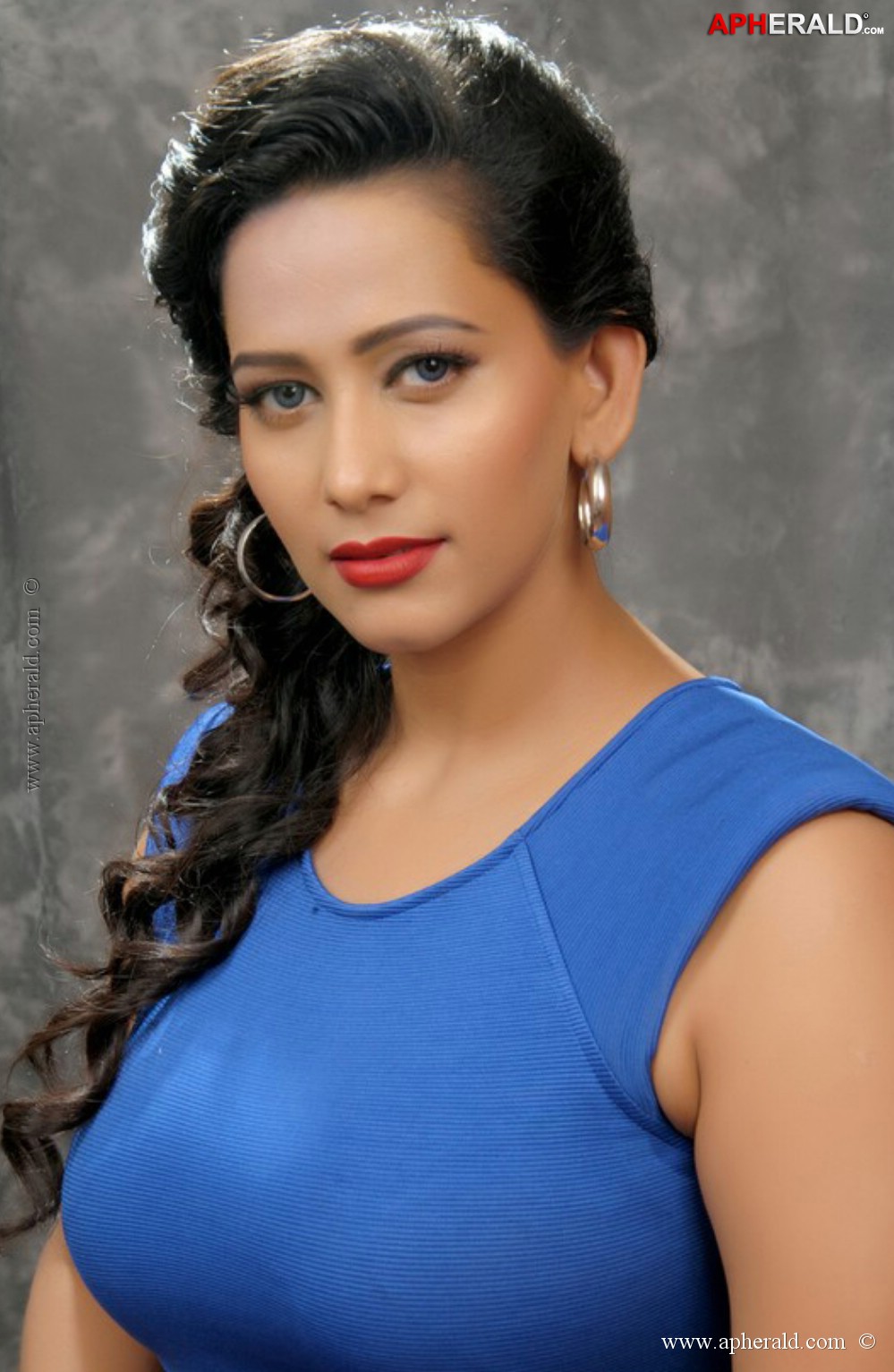 Sanjana Singh Hot Navel Pics