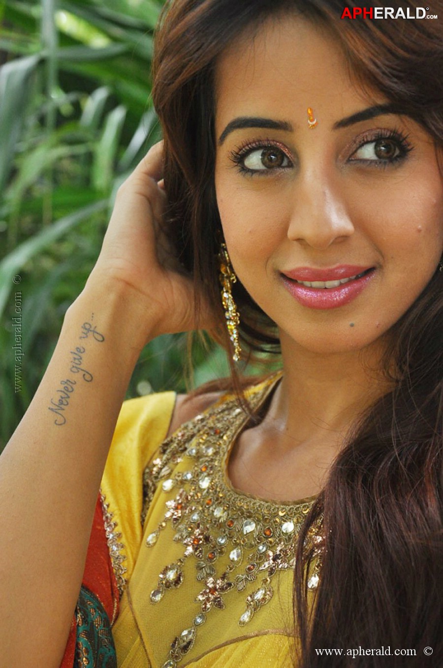 Sanjjanaa New Photos