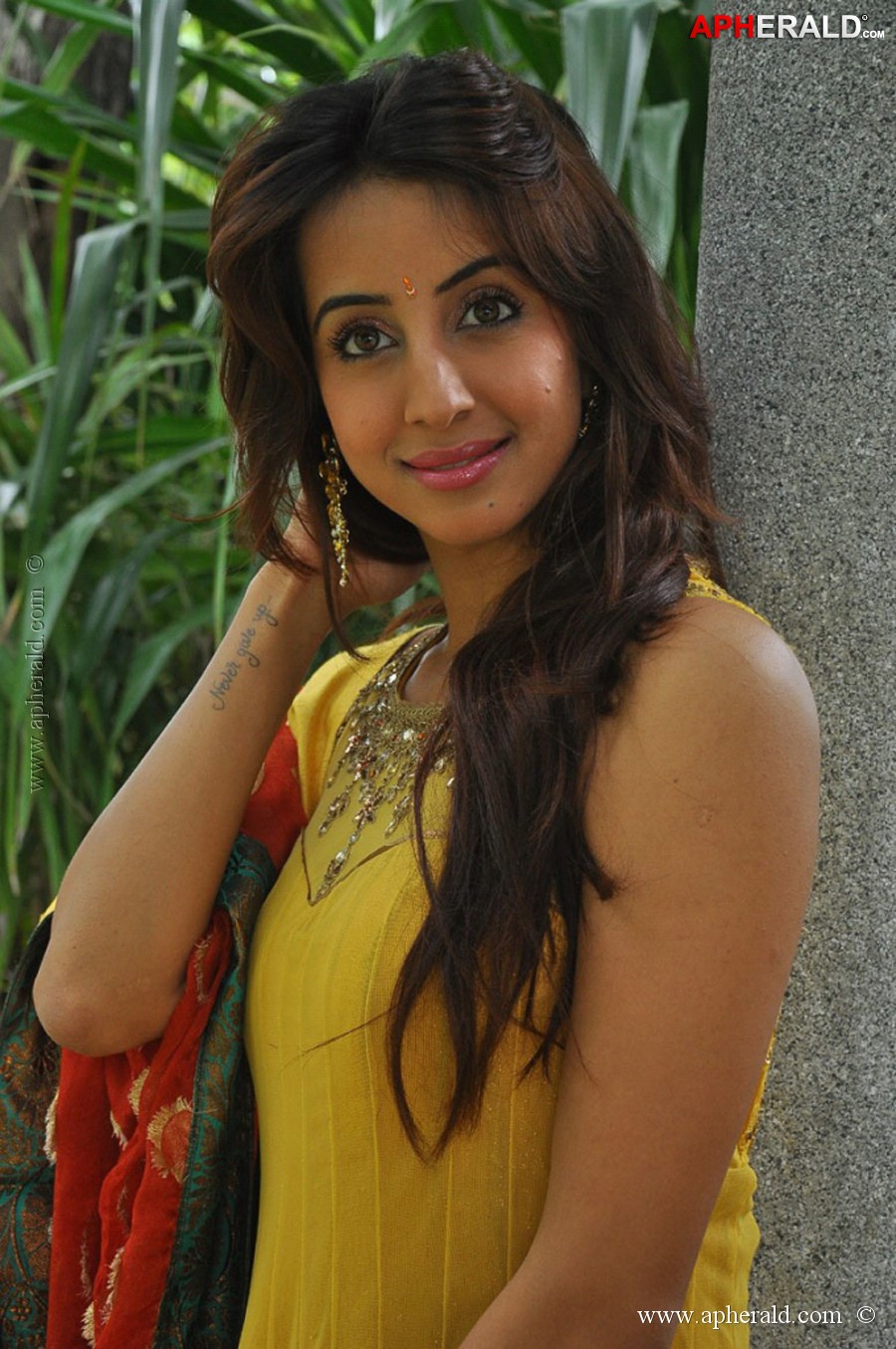 Sanjjanaa New Photos