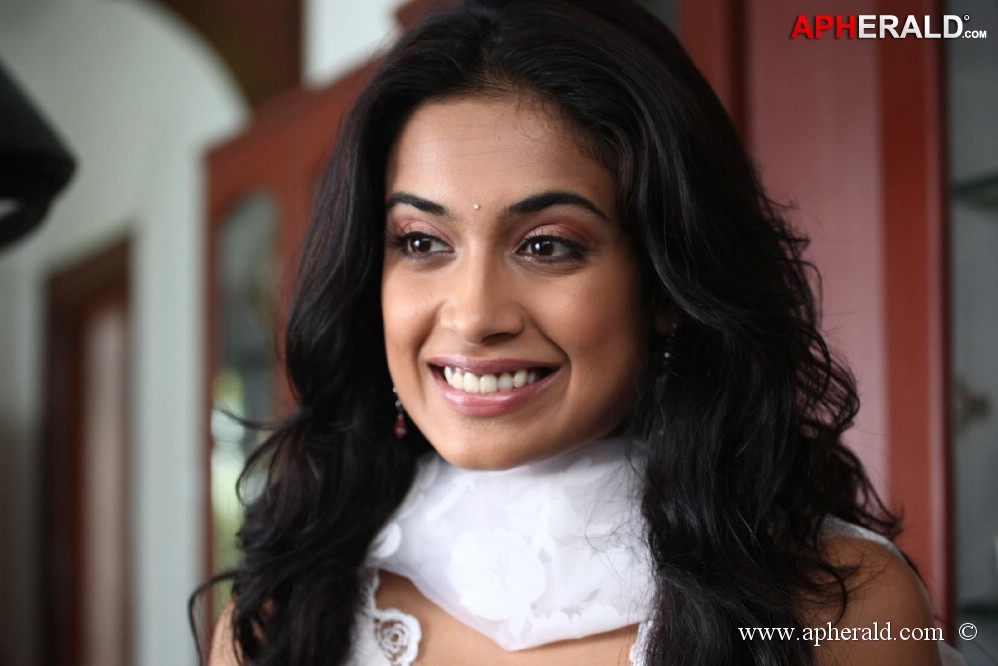 Sarah Jane Dias Hot Photos