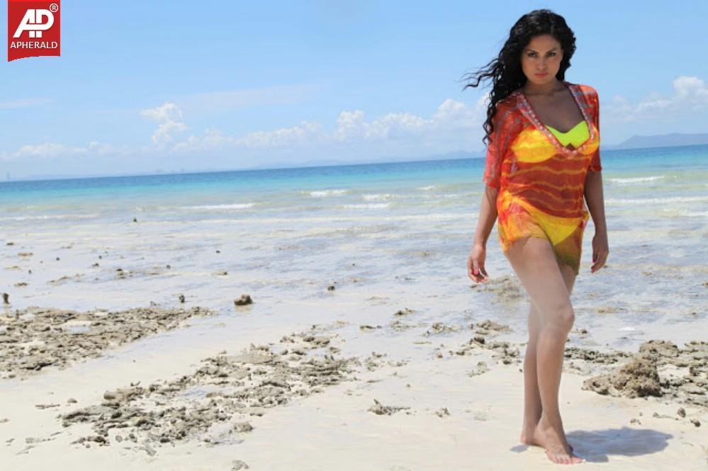 Veena Malik Hot in Bikini Pictures