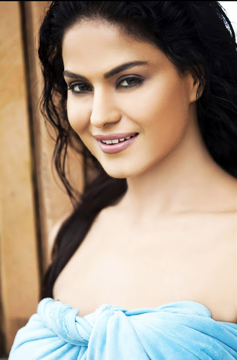 Veena Malik in Towel Spicy Photoshoot