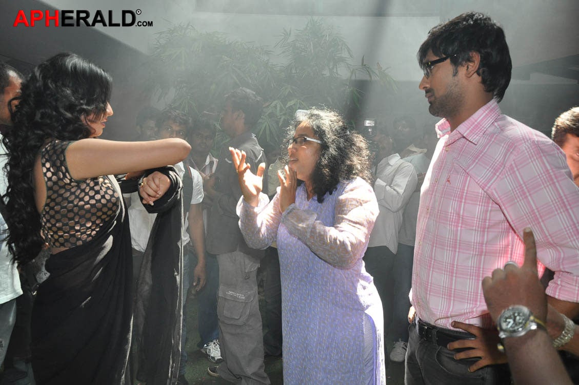 'Abbai Class.. Ammayi Mass' On Location