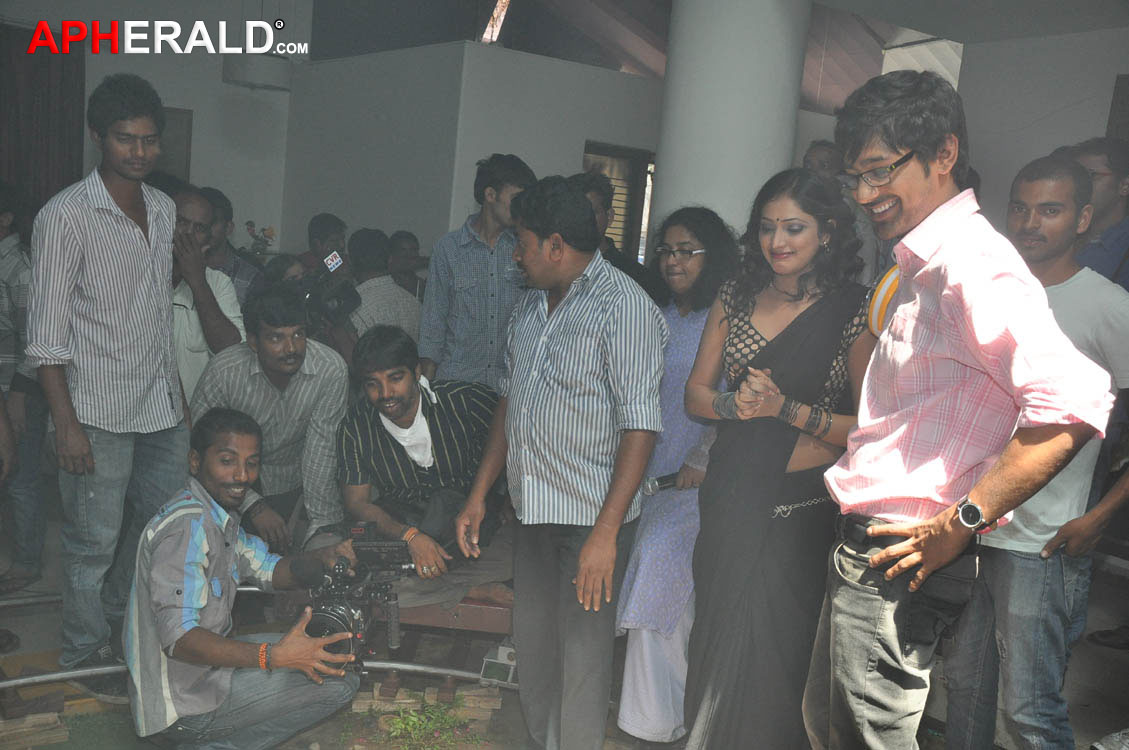 'Abbai Class.. Ammayi Mass' On Location