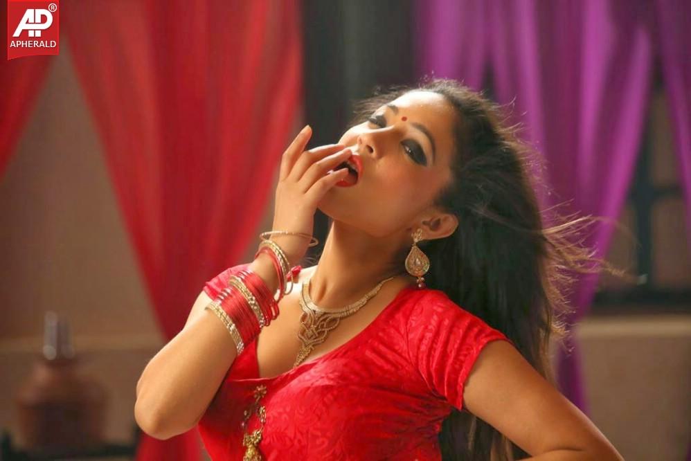 Azhagiya Pandipuram Movie Spicy Stills