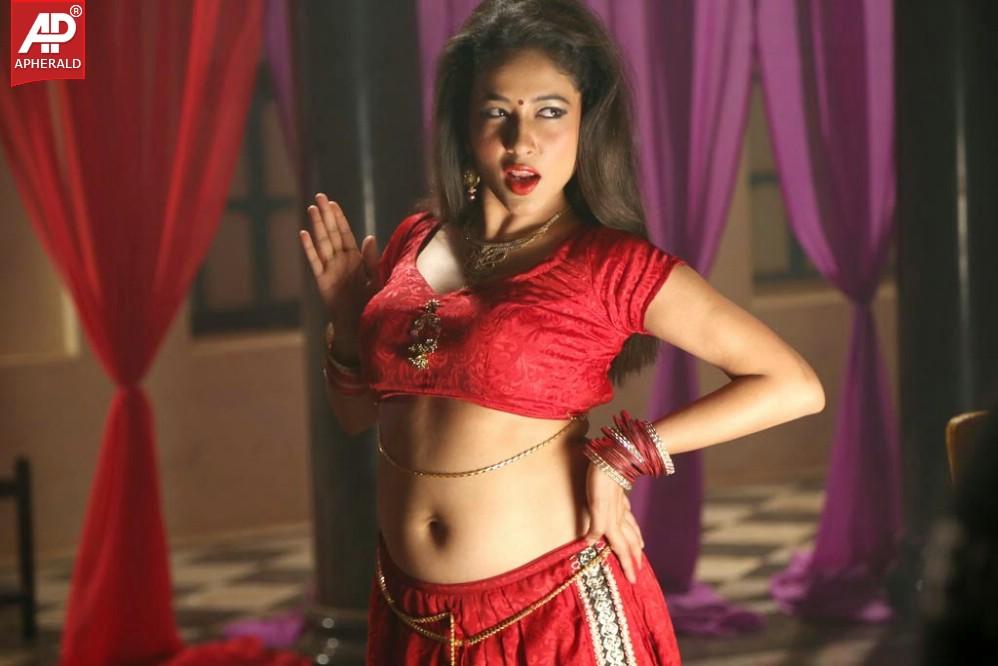 Azhagiya Pandipuram Movie Spicy Stills