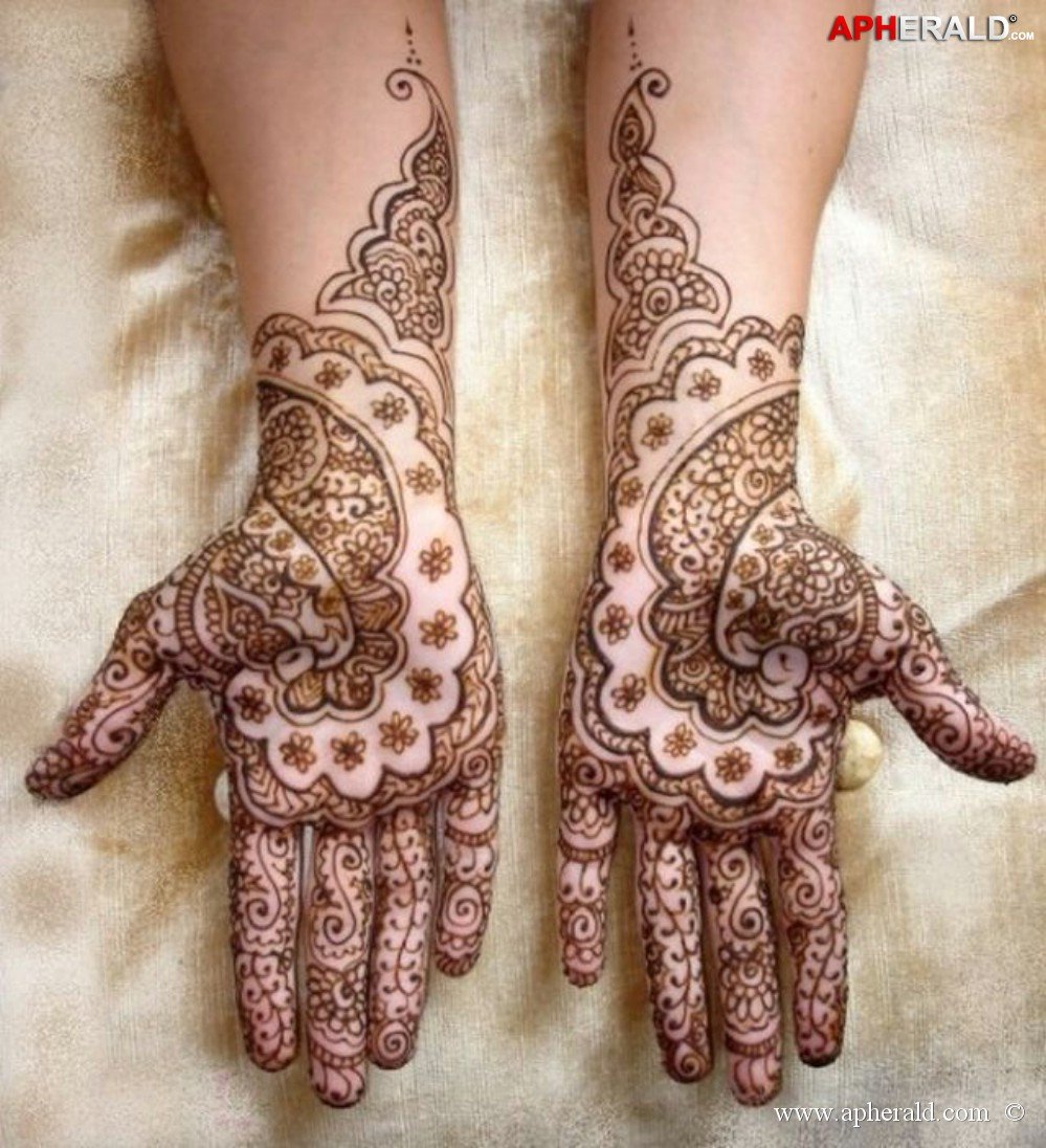Mehndi female hand hi-res stock photography and images - Alamy