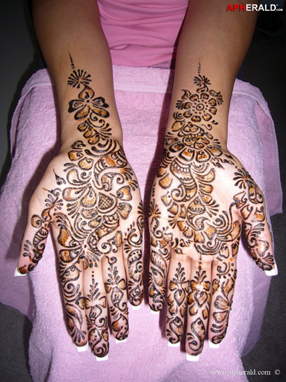 Top Rated and Best Mehndi Designer in Zirakpur - 7347499342