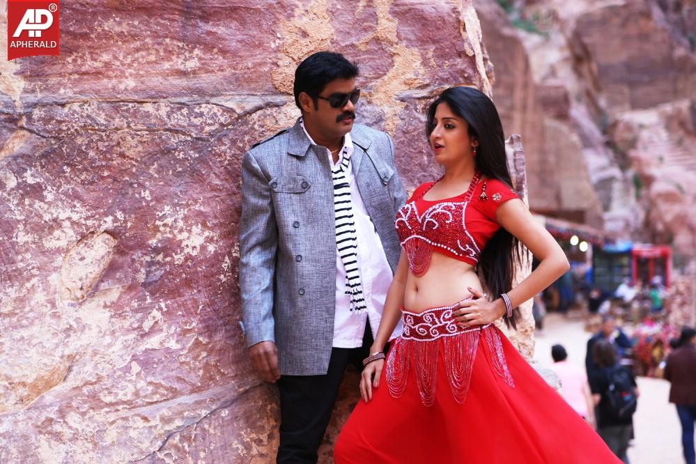 En Vazhi Thani Vazhi Movie Stills