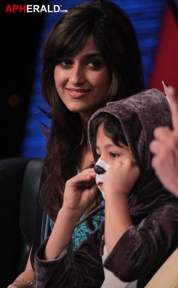 Ileana and Priyanka Chopra Barfi Promotion Photos