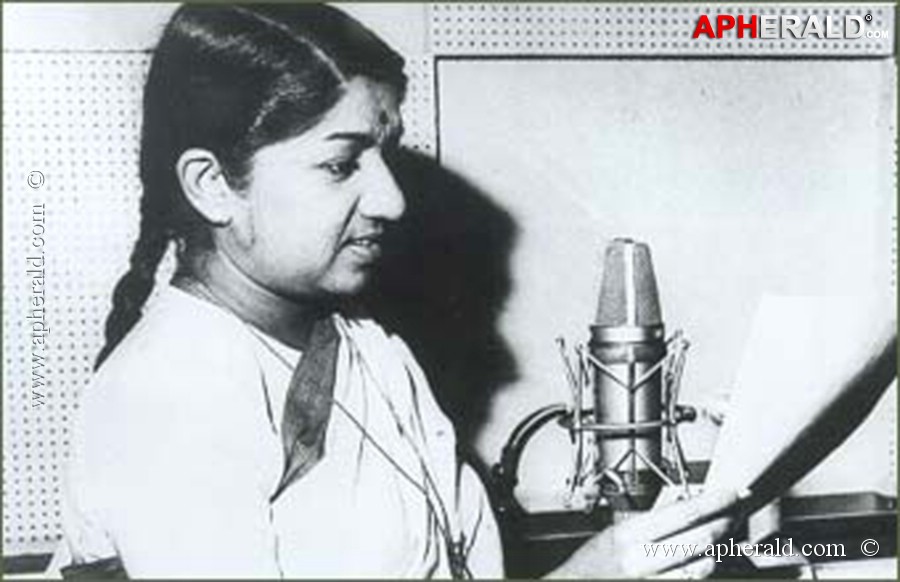 Lata Mangeshkar Rare Pics