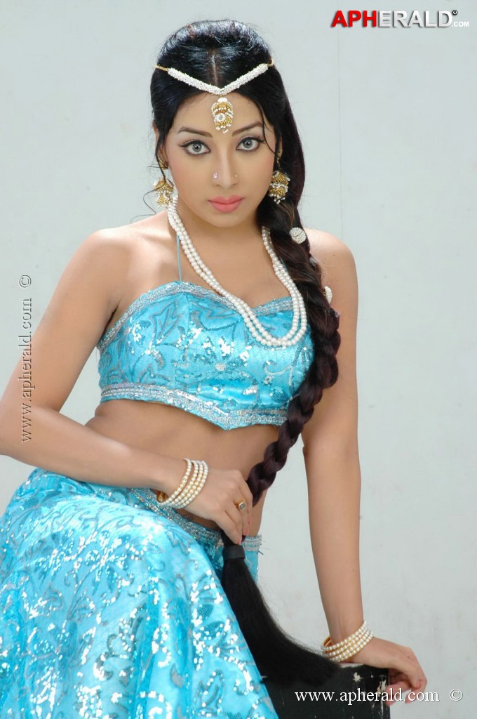 Minnal Tamil Movie Stills