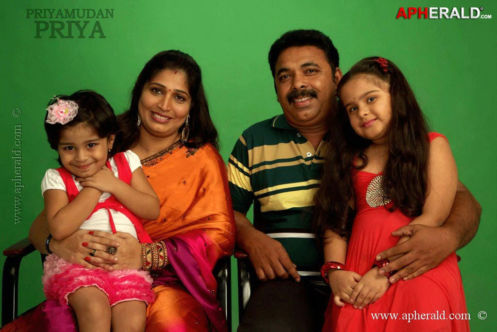 Priyamudan Priya Tamil Movie Pics