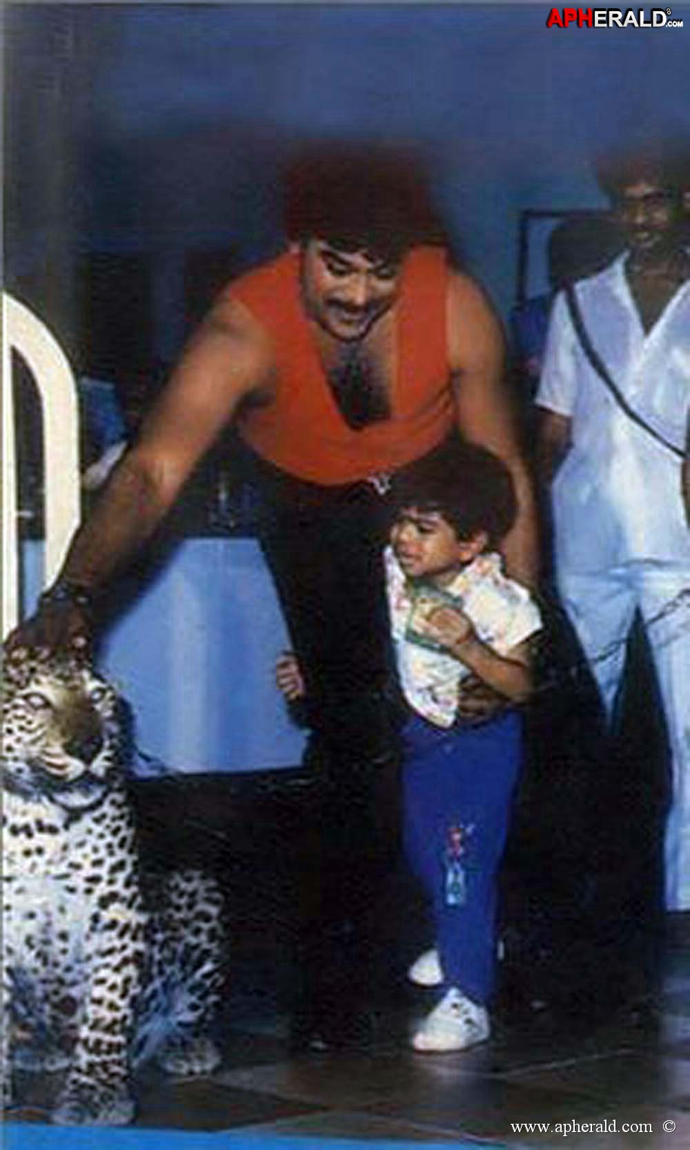 ram charan chiranjeevi unseen pics