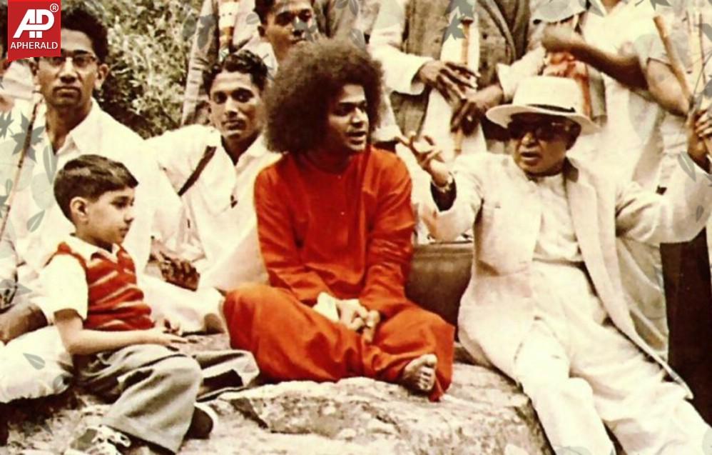 Sri Satya Sai Baba Rare Photos