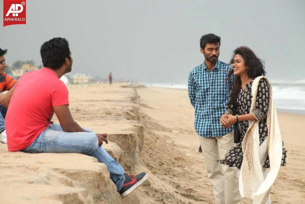 Velai Illa Pattadhari Movie Stills