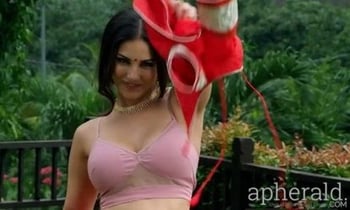 Sunny Leone Removing Her Bra Hd Video - Pic Talk: Sunny Leone removed blouse completely