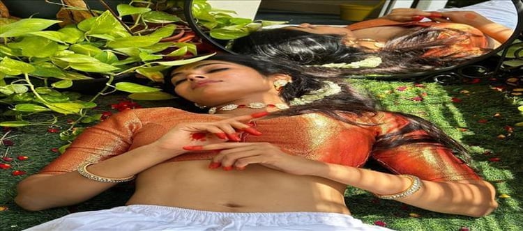 750px x 332px - Actress Divi Vadthya s no saree viral photos.