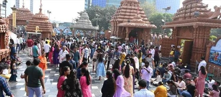 Telangana Hyderabad - Temple Visitors Disrupt Traffic Near