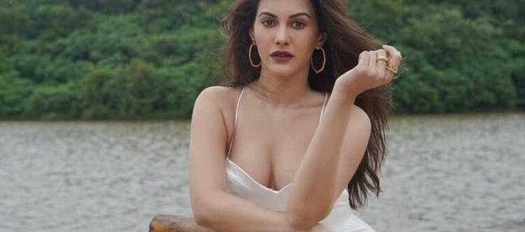 Sonakshi Sexy Video - Hot Cleavage Show by Dhanush s Girl - 5 Photos