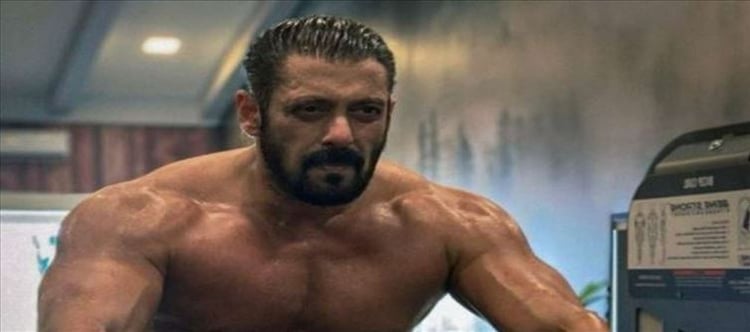 Salman Khan flexing his muscles goes VIRAL for Tiger 3