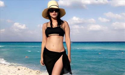 COMPLETE PHOTOS SET - Porn Actress Enjoys BEACH VACATION