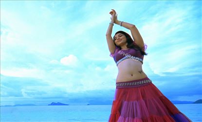 Thamana Sex Blue Film - Tamanna goes to Temple and a fan forcibly holds hand and dr