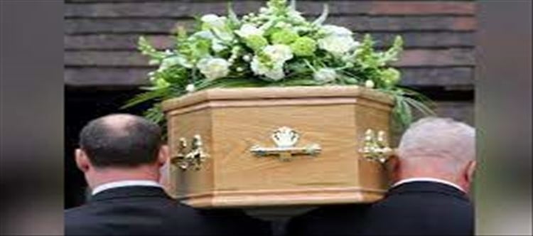 Model Photoshoots in front of her father s Coffin...?