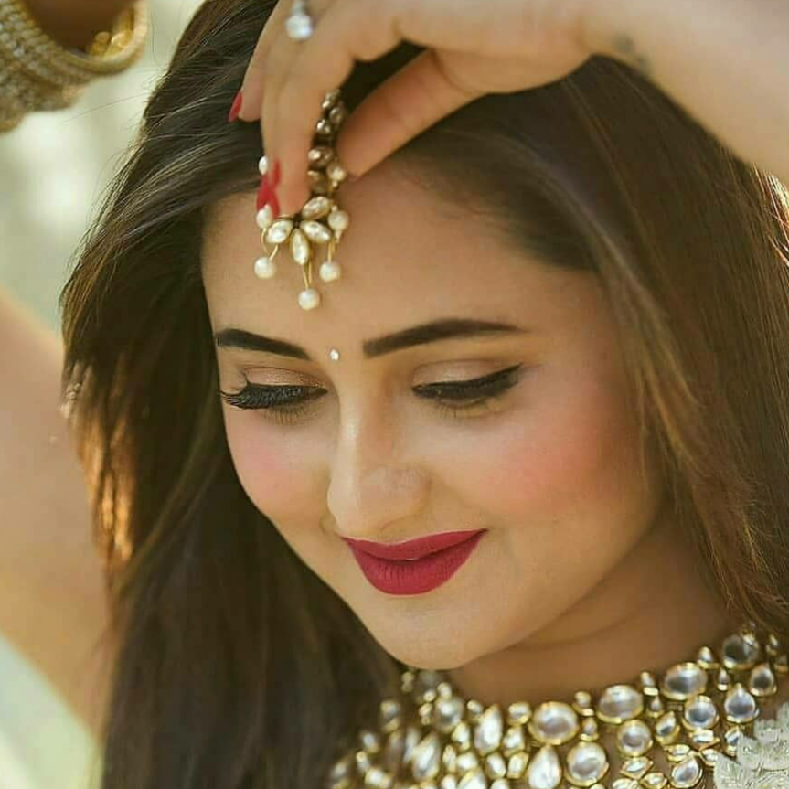 Main apni favourite hu,' says Rashami Desai as she poses in peach lehenga;  fans say, 'Our favorite too'