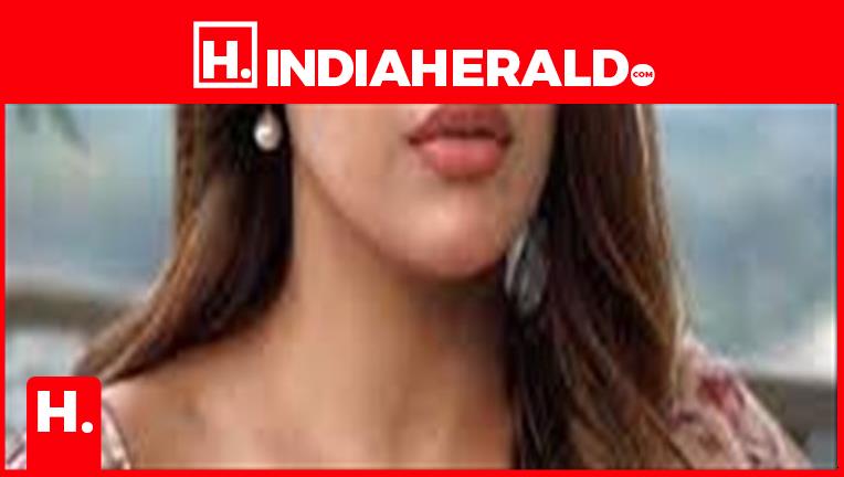 Porn Of Himanshi Khurana - Bigg Boss fame nose bleeds, condition critical???