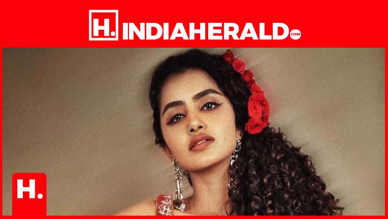 Anupama Parameswaran Stuns In Retro Look - Pics