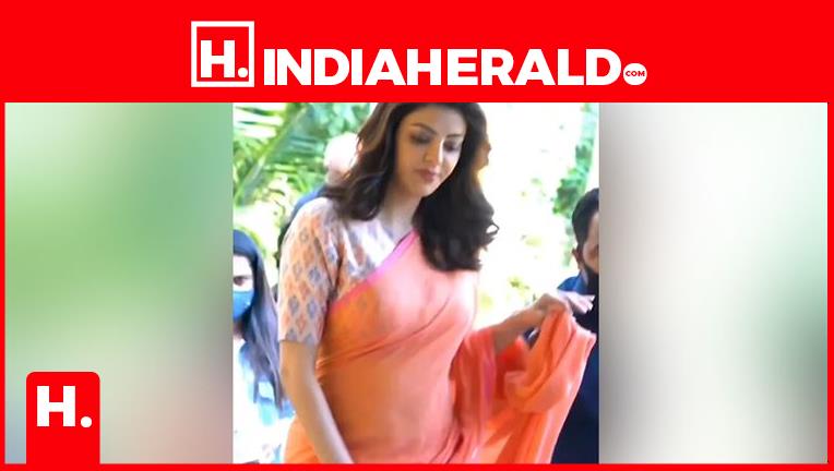 Kajal Xvidoes - Kajal Aggarwal Angry as Photo was taken in Transparent Saree in Public