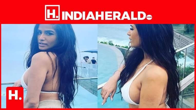Pooja Sxxy - Porn Star Poonam Pandey flaunts curves in Pool Party