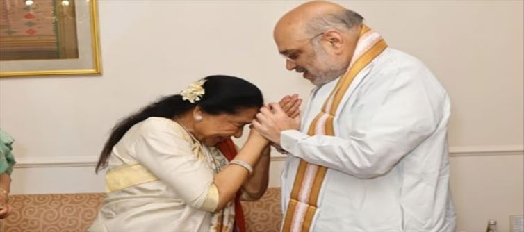 आशा भोसले ने अमित शाह के लिए अभी ना जाओ छोड़ कर गाना गाया