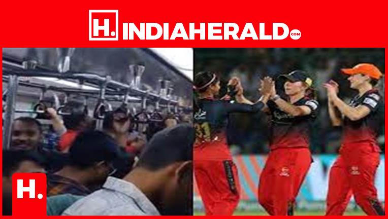 Wpl Fans Chant Rcb Rcb On Delhi Metro Train